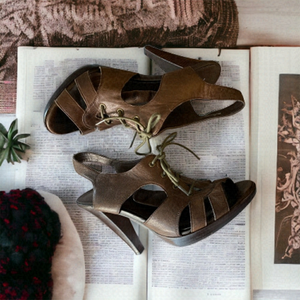 𝅺ALDO-BROWN vintage distressed leather lace up wood heeled sandals. Size 9